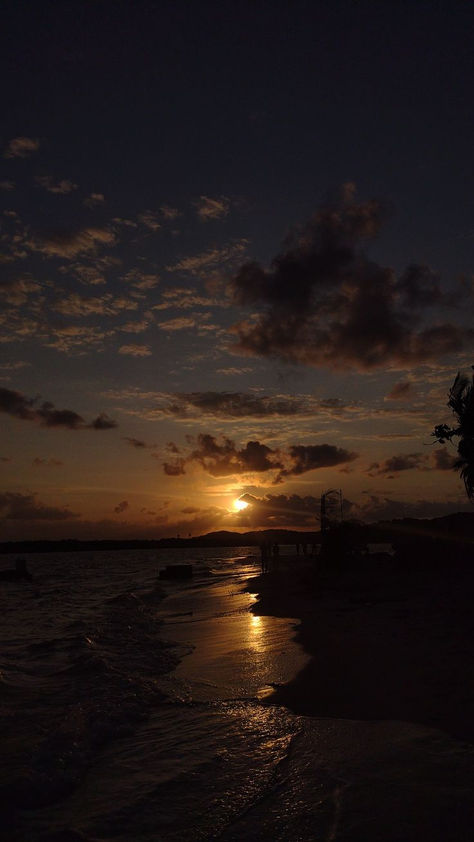 Dark Beach, Beach At Night, Sky Pictures, Pretty Landscapes, Beach Wallpaper, Sunset Wallpaper, Sun Beach, Pretty Sky, Sunset Pictures