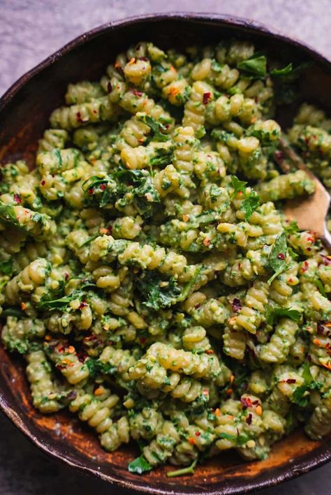 This kale pasta with lemon juice is ready in just 15 minutes, but certainly doesn't miss any flavor! Make it with simple ingredients and serve as a vegan weeknight dinner or easy lunch. Kids Vegetarian Lunch Ideas, Vegetarian Lunch Ideas, Pasta With Lemon, Sweet Potato Pasta, Veg Meals, Simple Dishes, Kale Pasta, Pasta Varieties, Vegan Pasta Recipes