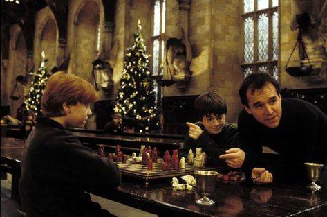 shooting the Christmas scene in Sorcerers Stone. Daniel Radcliffe cracks me up in this pic. Also, I love Chris Columbus...!! Directing Aesthetic, Harry Potter Home Screen, Harry Potter The Golden Trio, Bts Harry Potter, The Daily Prophet, The Philosophers Stone, Wizard Chess, Hp Movies, Cast Behind The Scenes