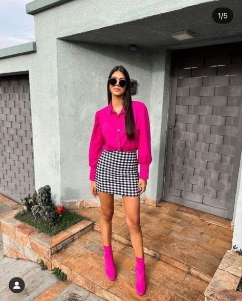 Pink Boot Outfit Ideas, Fushia Boots Outfit, Botines Rosas Outfit, Outfit Rosa Invierno, Hot Pink Boots Outfit, Pink Booties Outfit, Pink Boots Outfit, Pink Heels Outfit, Pageant Outfits