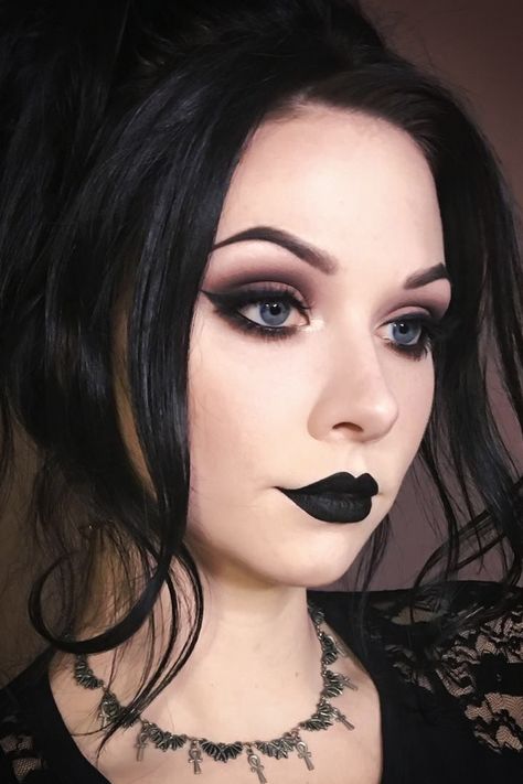 Gothic Eye Makeup, Makeup Emo, Maquillage Goth, Goth Makeup Looks, Goth Makeup Tutorial, Goth Eye Makeup, Dark Makeup Looks, Cute Eyeshadow Looks, Dark Eyeshadow