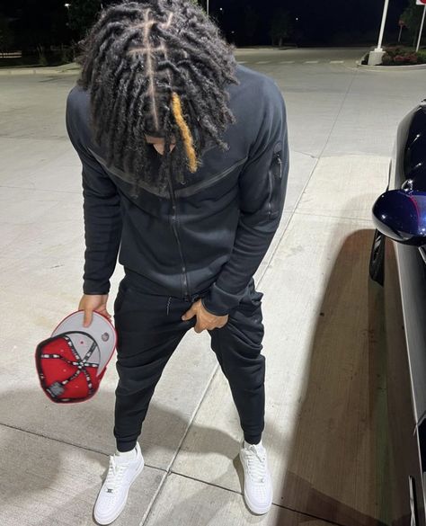 Dreads Middle Part, Dyed Dreads Ideas, Middle Part Dreads Men, Middle Part Locs Men, Middle Part Dreads, Dyed Tips Locs, Dreadhead Outfits, Dreadlocks Styles Men, Dreadlock Hairstyles For Men Short