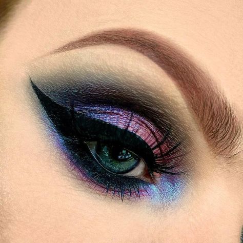 Make Up Yeux, We Are The Weirdos Mister, Maquillage Yeux Cut Crease, Metallic Eyes, Purple Eye Makeup, Cute Eye Makeup, Make Up Inspiration, Eye Makeup Pictures, Mineral Eyeshadow