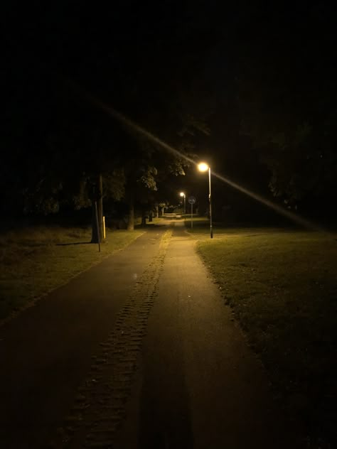 Midnight Walk, Dream Core, Walkways Paths, Night Walks, Paz Mental, Dark Nights, Street Lights, Aesthetic Nature, Night Vibes