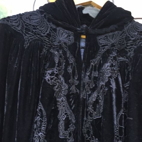 Brand New Witch’s Robe, Purchased Brand New In Salem, Massachusetts And Never Used (See My Profile). It Is Absolutely Beautiful, Made Of Black Velvet With Ornate Brocade And Black Lace. It Measures 55 Inches Long From The Front Fastening Loop Button To The Bottom Hem. It Has An Asymmetrical Hem And Is A Few Inches Longer In The Back. It Does Have A Lining As Shown In The Last Photo. Also Please Note That I Have A Second Identical One Should Anyone Be Interested In Buying Both. They Would Have To Be Two Separate Orders Because They Are Heavy And They Are Large. (2571)