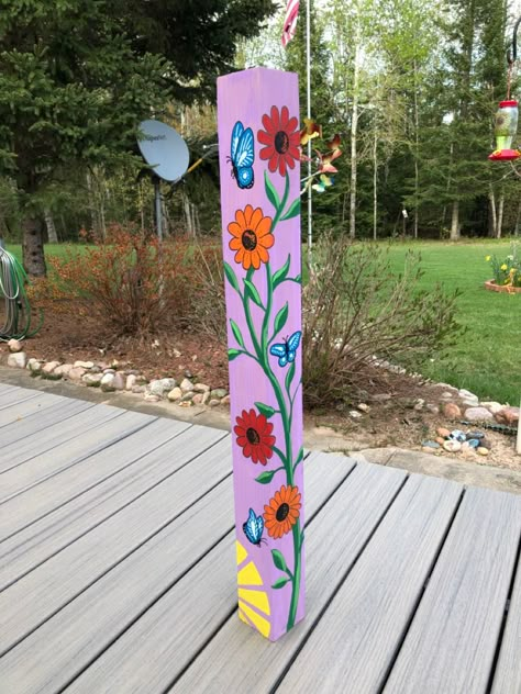 Peace Pole Designs, Garden Poles Diy, Painted Fence Posts Ideas, Painted Garden Posts, Peace Poles Diy Ideas, Garden Posts Decorative, Festival Totem Ideas, Garden Totem Poles, Peace Pole Diy