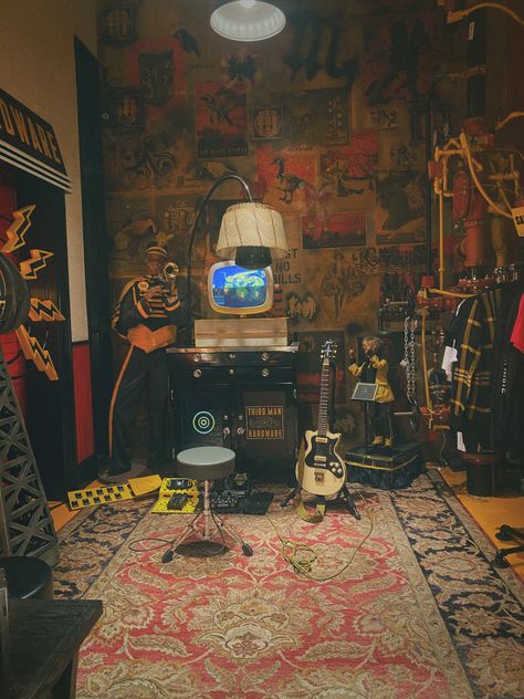 Club Basement Ideas, Rent Aesthetic Musical, 80s Basement Aesthetic, Basement Band Aesthetic, Bedroom Guitar Setup, Underground Room Ideas, Basement Hangout Ideas, Punk Apartment, Punk Room Aesthetic