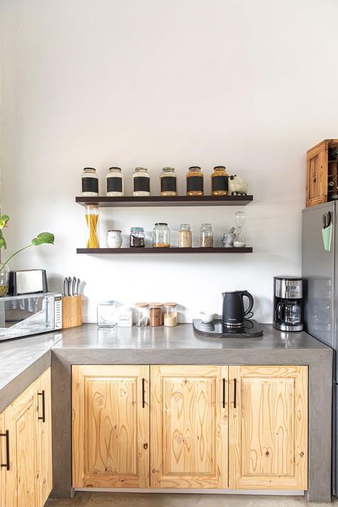 Cemcrete Kitchen, Interior Design Kitchen Modern Concrete Countertops, Cement Kitchen Countertops, Concrete Tiles Kitchen, Concrete Kitchen Cabinets, Cement Kitchen, Concrete Cabinets, Concrete Kitchen Floor, Farmhouse Kitchen Inspiration