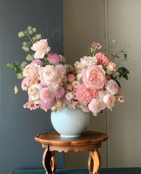 Luxury Flower Arrangement, Pink Flower Arrangements, Luxury Flower Bouquets, Diy Arrangements, Boquette Flowers, Flower Vase Arrangements, Flower Arrangements Simple, Flower Therapy, Beautiful Flower Arrangements