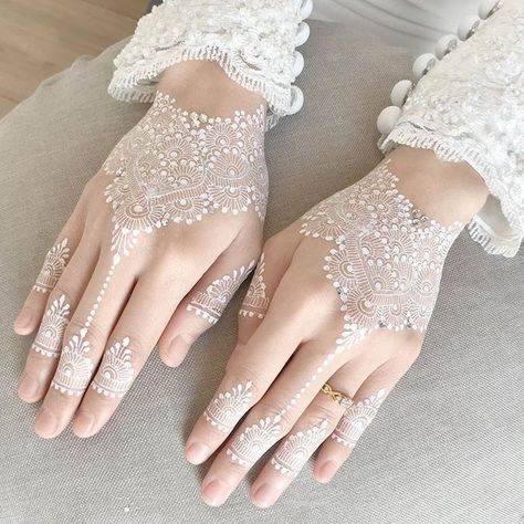 Beautiful white henna White Wedding Henna, Henna Nail Art, White Henna Tattoo, White Henna Designs, Wedding Henna Designs, Moodboard Wedding, Inai Pengantin, Henna Nails, Tato Henna