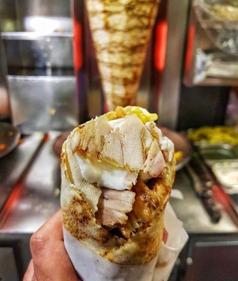 Shawarma Food, Turkish Shawarma, Shawarma Snap, Shawarma Photography, Chicken Shawarma Aesthetic, Shawarma Pictures, Shawarma Street Food, Shawarma Restaurant, Beef Shwarma Recipe Shawarma