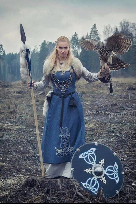 Norse Wedding Dress Viking Woman, Norse Seeress, Viking Clothing Women Warriors, Thematic Photography, Valkyrie Costume, Viking Fashion, Viking Clothes, Norse Clothing, Viking Queen