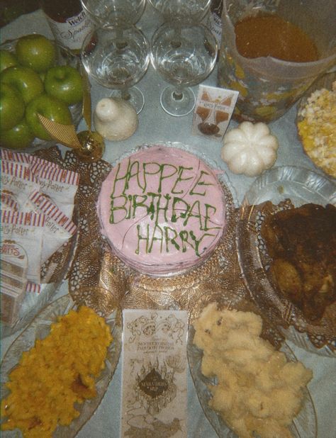 Harry Potter Movie Date Night, Harry Potter Movie Dinner, Harry Potter Movie And Dinner Ideas, Harry Potter Night, Harry Potter Themed Snacks Movie Nights, Marathon Food, Harry Potter Dinner And A Movie, Harry Potter Dinner, Harry Potter Desserts