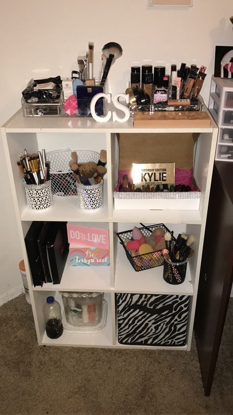 Vanity Organization Small Space, Room Organization Makeup, Makeup Bedroom Decor, Makeup Vanity Organization Ideas Bedroom, Make Up Stand Ideas, Makeup Organization Diy Small Spaces, Makeup Storage Ideas Bedroom, Makeup Storage Ideas Small Spaces, Makeup Desk Ideas Organizations