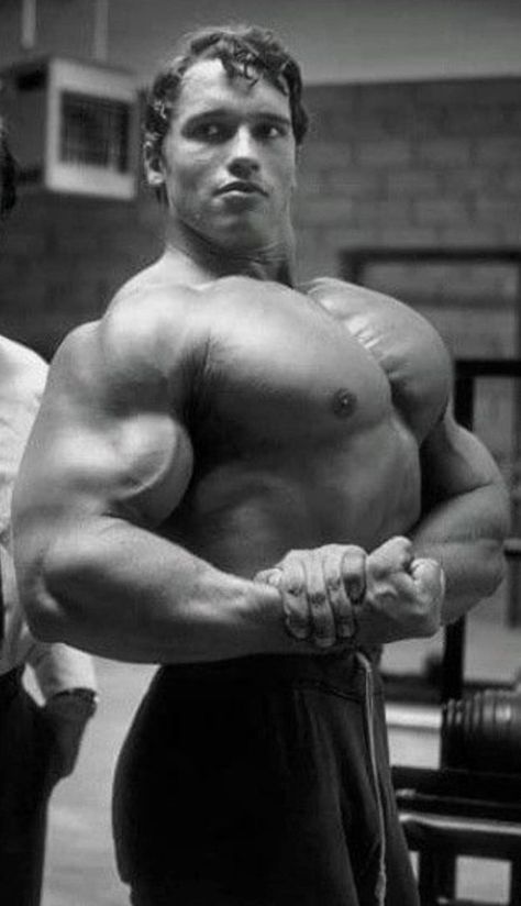 Posing Bodybuilding, Retro Bodybuilding, Arnold Schwarzenegger Muscle, Scarface Quotes, Arnold Bodybuilding, Arnold Photos, Arnold Schwarzenegger Bodybuilding, Best Bodybuilder, Schwarzenegger Bodybuilding