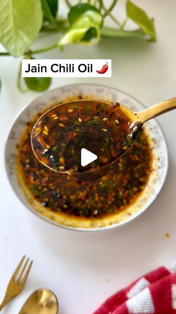 Shrushti | Vegetarian Jain Recipes 👩🏻‍🍳 on Instagram: "Homemade Jain Chili Oil 🌶️

📌 But first, like, save and share this recipe with your loved ones cause it’s so tricky to find Jain chili oil in the stores! 😁 And don’t forget to follow @_spkitchen_ for more recipes! 🩷

I might be obsessed with this! 🤤 Not just on your momos, burrito bowls, wraps, soups, ramen and toasts - I have been adding it to my dal rice and khichdi too and loving it! It’s so good and so easy to make too! You have to try! 😍

Jain Chili Oil:
Handful finely chopped cilantro leaves
1 tosp sesame seeds
1 tsp chili flakes
3/4 tsp dry ginger powder
1 tsp Kashmiri red chili powder
1/2 tsp black pepper
1/3 cup hot sizzling oil (I love using avocado oil, but you can use canola or vegetable oil too!)
Salt

Store in an Jain Momos Recipe, Jain Food Recipe, Dal Rice, Momos Recipe, Dal Recipes, Jain Recipes, Ginger Powder, Dal Recipe, Burrito Bowls