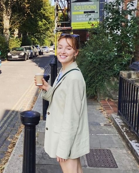 Phoebe Dynevor Outfits, Pheobe Dyvenor Outfit, Phoebe Dynevor Style, Phobe Dynevor, Phoebe Dynevor Aesthetic, Phoebe Dynevor, Nyc Aesthetic, Fall Looks, Gossip Girl