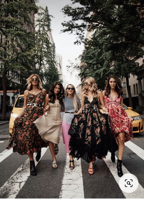 Nyc Street Style Summer, Caila Quinn, Friends Group Photo, Group Photo Poses, Dsw Shoes, Friendship Photoshoot, Nyc Street Style, Nyc Girl, Nyc Street