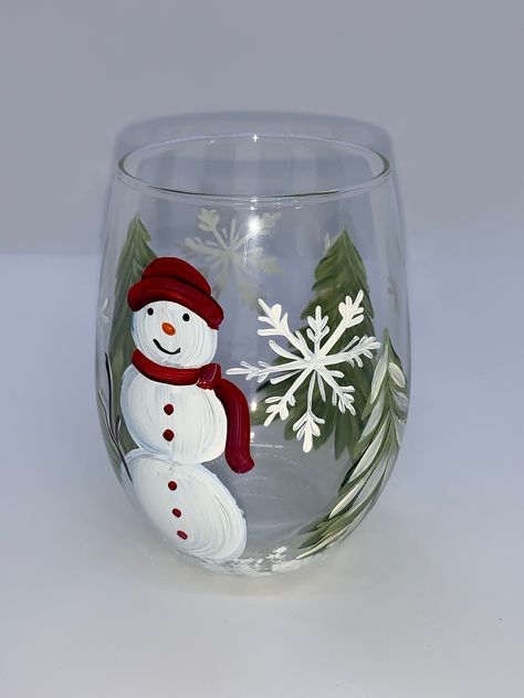 Winter Wine Glasses, Christmas Wine Glasses Diy, Painted Wine Glasses Christmas, Christmas Wine Glasses, Wine Glass Designs, Christmas Decorations Diy Crafts, Diy Wine Glasses, Custom Wine Glass, Wine Glass Crafts