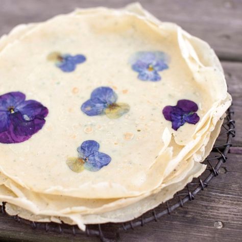 Looks Great & Tastes Good Too: How To Grow Edible Flowers | 1 Million Women Pretty Brunch, Best Homemade Pancakes, Floral Recipes, Dessert Crepes, Sweet Crepes Recipe, Flower Desserts, Edible Flowers Recipes, Sweet Crepes, Crepe Recipes