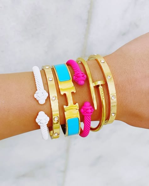 not my pic Preppy Accessories, Cowgirl Necklaces, Jewelry Closet, Jewelry Stack, Preppy Bracelets, Preppy Jewelry, Bracelet Stacks, Wrist Jewelry, Jewelry Accessories Ideas