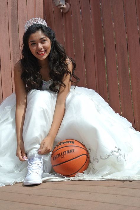 Photo Shoot 15 Birthday, Volleyball Quinceanera Pictures, Quince Foto Shoot Ideas, Quince Poses, Sweet 16 Photoshoot, Quince Outdoor Pictures, Quinceanera Studio Photography, Basketball Dress, Quinceanera Court