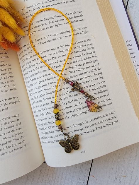 Bookmark With Beads, Bead Bookmarks, Beads Bookmark, Acrylic Butterfly, Charm Bookmark, Bookmark Ideas, Basic Embroidery, Beads Candy, School Creative