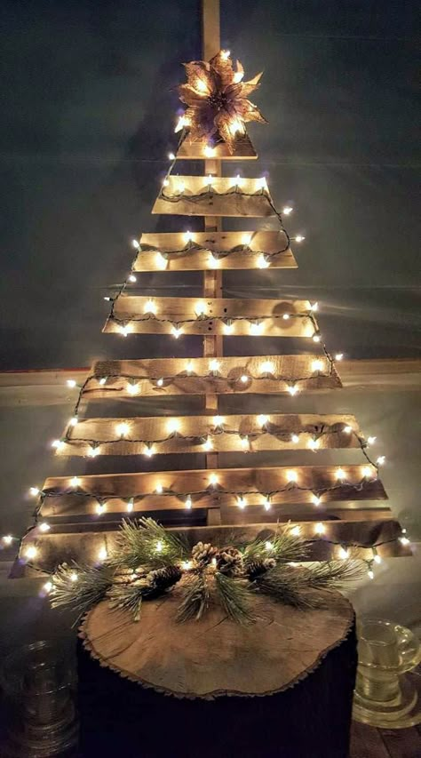 Wooden Xmas Trees, Flat Christmas Tree, Pallet Christmas Tree, Pallet Christmas, Xmas Trees, Wedding Arrangements, Christmas Decorations Rustic, Christmas Crafts Diy, Xmas Tree