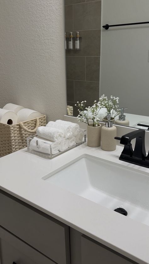 Check out this photo from sydneynicole Vanity Tray Bathroom, Bathroom Stand, Bathroom Vanity Tray, Bathroom Counter Decor, Bathroom Sink Decor, Sink Decor, Bathroom Tumbler, Bathroom Accessories Set, Restroom Decor