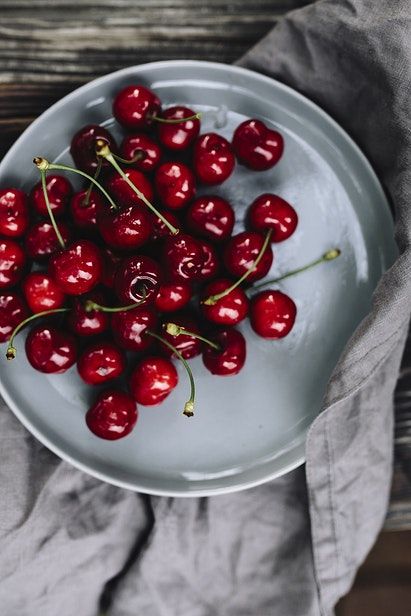 A plate with red cherries | free image by rawpixel.com / Karolina / Kaboompics Health Benefits Of Cherries, Mini Cherry Pies, Cut Strawberries, Fruit Wallpaper, Cherry Fruit, Fruit Photography, Food Concept, Fresh Cherries, Cherry Flavor