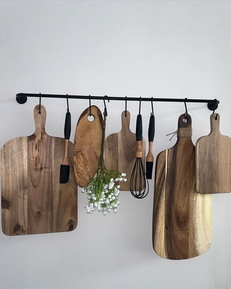 Hanging wood means option can dry, but also keeps counter free (use for daily cooking ware, put serving boards away so they don’t collect dust) Chopping Board Wall, Hanging Utensils In Kitchen, Bread Board Display, Cooking Ware, Above Sink, Board Rack, Kitchen Decor Wall, Minimal Kitchen, Joinery Details