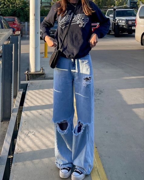 Sweatshirt Ripped Jeans Outfit, Baggy Outfits With Converse, Baggy Jeans And Converse Outfit, Cross Body Bag Outfit Aesthetic, Black Baggie Jeans Outfit, Black Cross Body Bag Outfit, Baggy Boyfriend Jeans Outfit, Jeans Converse Outfit, Body Bag Outfit