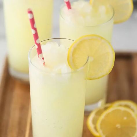 Low calorie slushie - easy crystal light slush recipe Raspberry Ice Tea Recipe, Lemonade Slushie Recipe, Crystal Light Drinks, Lemonade Slushie, Lemonade Tea Recipe, Passion Tea Lemonade, Lemonade Slushies, Lemonade Smoothie, Slush Recipes