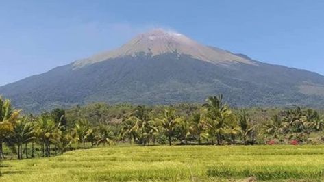 The Philippine Volcanology and Seismology has declared an Alert Level 1 or low level unrest on Mt. Kanlaon as it observes rumblings within the volcano for the past 24 hours. Kanlaon Volcano, Araling Panlipunan Design, Volcano Pictures, Shield Volcano, Taal Volcano, Danger Zone, Volcano, Philippines, The Past