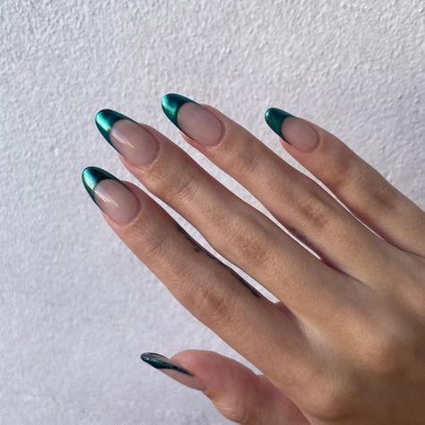 Almond Unique Nails, Dark Green Chrome French Tip Nails, Green Chrome French Tip Nails, Chrome Green Nails, Chrome Tip Nails, Chrome French Tip Nails, Green Chrome Nails, Gel Nails French, Chrome Nail Art