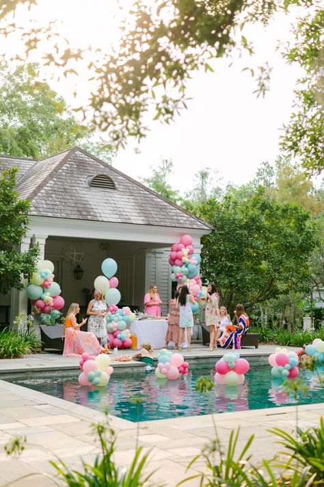 Cabana Poolside Birthday Decor, Balloons Pool Decorations, Outdoor Birthday Party Backdrop, Balloons Outdoor Party, Balloons In A Pool, Pool Party Pool Decorations, Balloon Arch Pool Party, Birthday Decorations Pool Party, Decorate Pool For Party