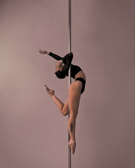 Pole Dance Photoshoot Ideas, Pole Photoshoot Ideas, Pole Dance Photoshoot Poses, Easy Pole Poses, Easy Pole Poses Photo Shoots, Pole Dancing Aesthetic Outfits, Beginner Pole Photoshoot Poses, Pole Dance Poses Photo Shoots, Pole Photoshoot Poses