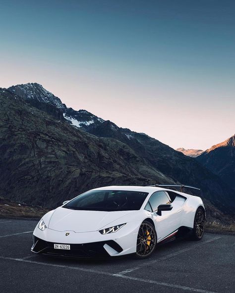 White cars on the road  #Lamborghinihuracan #lamborghini #cars  #luxurycars #dreamcars #sportcars Kereta Sport, Parmesan Risotto, White Lamborghini, Lamborghini Logo, Aventador Lamborghini, Sports Cars Lamborghini, Lamborghini Lamborghini, Top Luxury Cars, Lamborghini Veneno