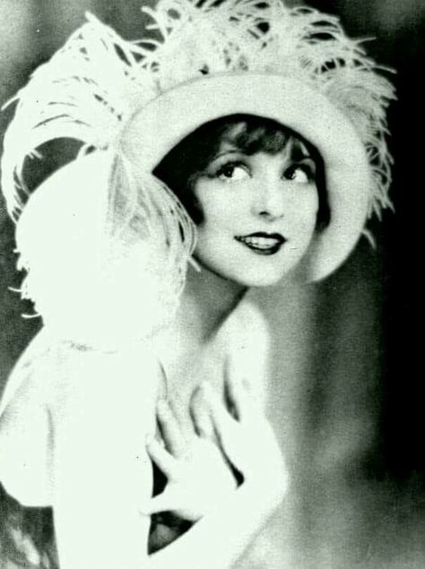 Flapper Girls, Clara Bow, Old Portraits, Louise Brooks, Flapper Girl, Roaring Twenties, Vintage Portraits, Silent Film, Cthulhu