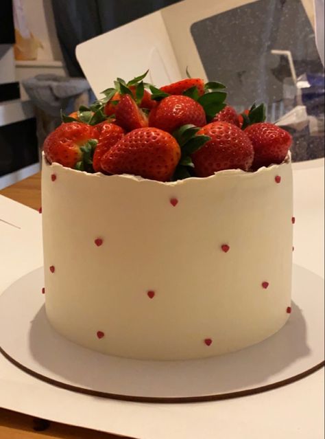 Coking Chef Cake, Strawberry Birthday Cake Aesthetic, Strawberry Cake Decor, Asthetic Cakes, Plain Birthday Cake, Strawberry Cake Aesthetic, 27th Birthday Cake, Chef Cake, Strawberry Birthday Cake