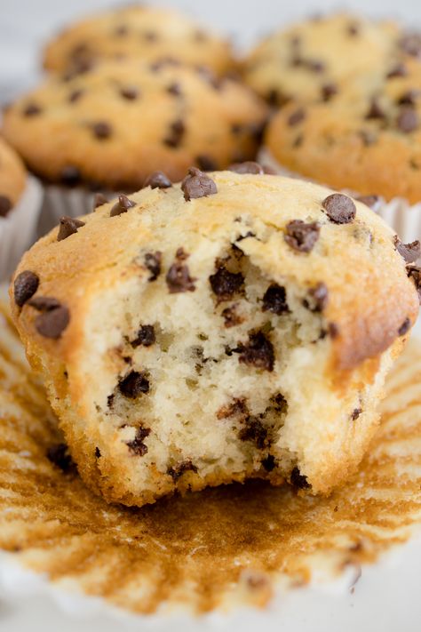 Easy Chocolate Chip Muffins, Muffins Chocolate Chip, Vanille Muffins, Chocolate Chip Muffins Easy, Chocolate Chip Muffin, Chocolate Chip Muffin Recipe, Bakery Style Muffins, Homemade Muffins, Hash Brown