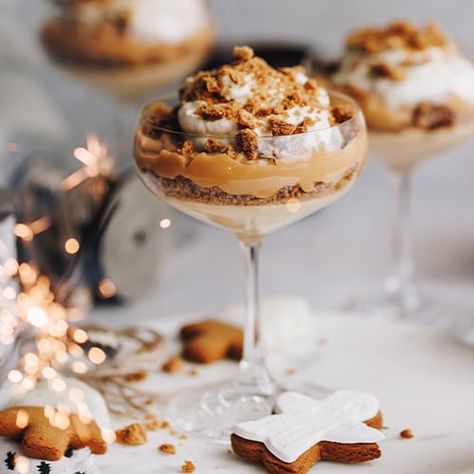 Gingerbread trifle | New World Ginger Bread Trifle Desserts, Gingerbread Cookie Trifle, Gingerbread Trifle Christmas, Gingerbread Trifle Recipe, Classic Christmas Food, Christmas Buffet Desserts, Fancy Christmas Cake, Gingerbread Triffle, New Year Desserts Ideas