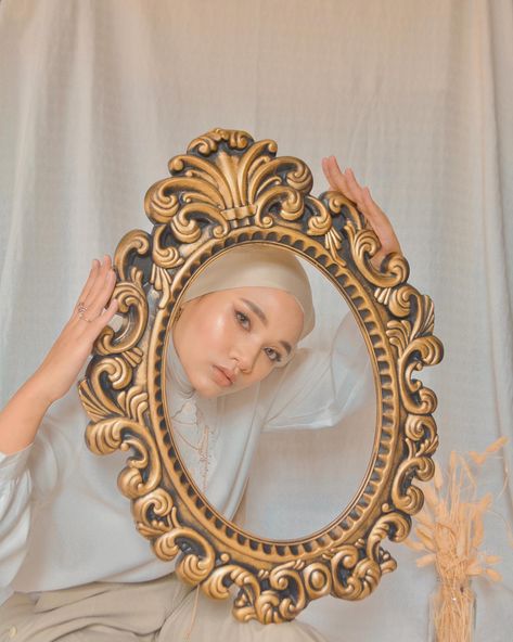 Gold Frame Photoshoot, Frame Photoshoot Ideas, Picture Frame Photoshoot, Gold Frame Aesthetic, Frame Photoshoot, Rebrand Photoshoot, Mirror Shoot, Gold Photoshoot, Ancient Royalty