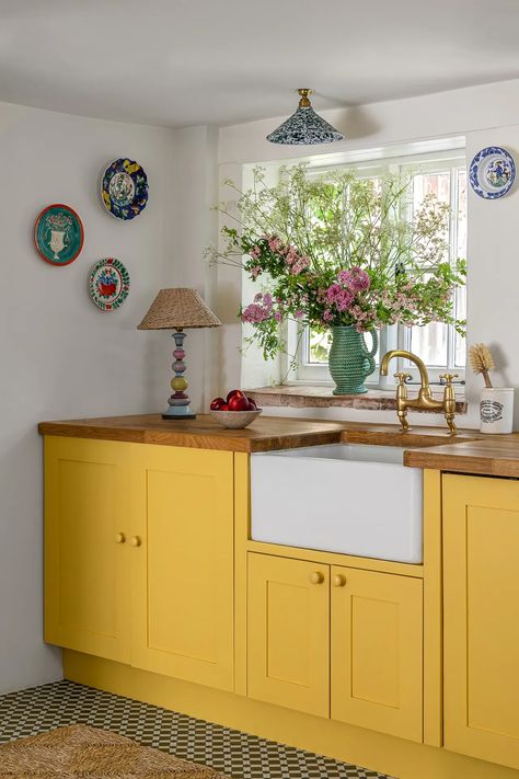 Inside designer Katharine Paravicini's warm and welcoming Wiltshire cottage | House & Garden 18th Century House, Wooden Countertops, Louise Roe, Townhouse Designs, Flat Panel Cabinets, Patterned Plates, London House, Yellow Kitchen, Tiny Kitchen