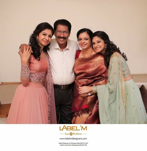 Kerala Family Photos, Traditional Family Photoshoot Indian, Sisters Photoshoot Poses In Saree, Family Photoshoot Indian, Family Portraits Indian, Lehnga Photoshoot Poses, Kerala Wedding Family Photos, Indian Doodle, South Indian Wedding Family Photos