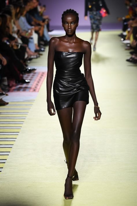 Black Models On The Runway, Anok Yai Runway, Anok Yai Model, Black Supermodels, Anok Yai, Black Runway, Jjk Oc, Model Runway, Formal Fashion