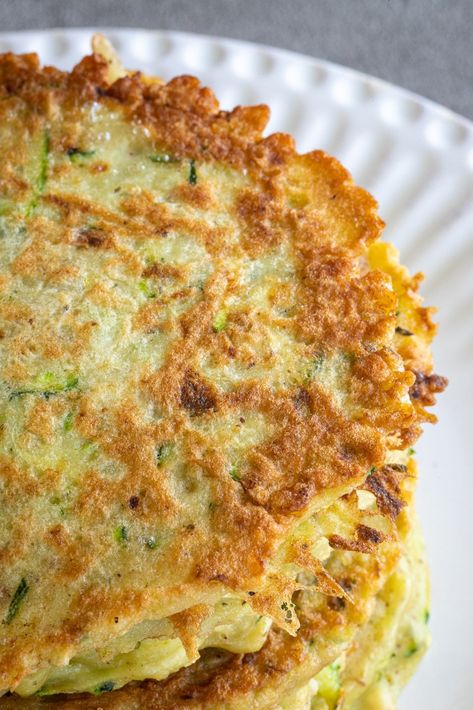 Pan-Fried Zucchini Potato Fritters - Simple Vegetarian Fritters Zucchini Potato Fritters, Pan Fried Zucchini, Vegetarian Fritters, Potato Fritters, Fritters Recipe, Parmesan Potatoes, Vegetarian Side Dishes, Zucchini Fritters, Fritter Recipes