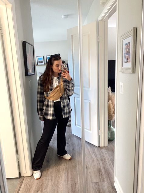 Yoga Pants And Flannel Outfit, Flannel And Flare Leggings, Plus Size Flare Leggings Outfit, Flannel Leggings Outfit, Flannel And Leggings Outfit, Flare Trousers Outfit, Flannel Jacket Outfit, Black Flare Leggings Outfit, Flannel And Leggings