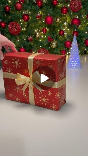 How To Gift Wrap Box Presents, Christmas Present Bow Ideas, Tying Ribbon Around Boxes, Wrapped Presents Christmas, Wrapping Small Boxes, How To Wrap A Gift With Ribbon, How To Wrap Christmas Presents, Wrapping Christmas Presents Ideas, Box Gift Wrapping Ideas