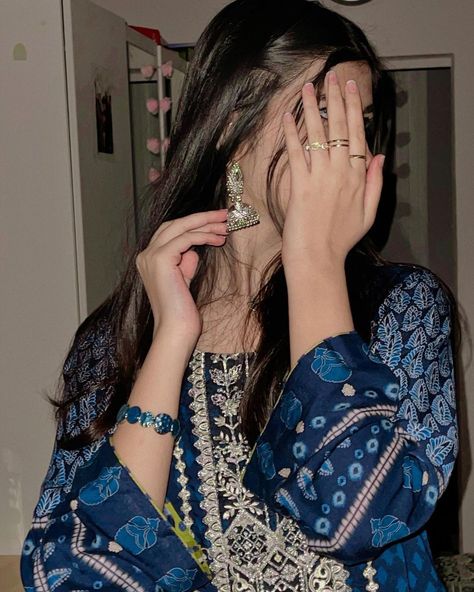 Trending Summer Nails, Eid Photoshoot Ideas, Hide Face, Wedding Mehndi, Stylish Dpz, Desi Fashion Casual, Self Portrait Poses, Master Decor, Face Aesthetic